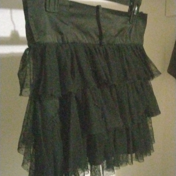 PAPAYA SHELL Black 3 layered meashed short skirt. - Picture 2 of 8